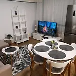 Marivas, 2 Bedroom Apt, Free Parking & Wifi *