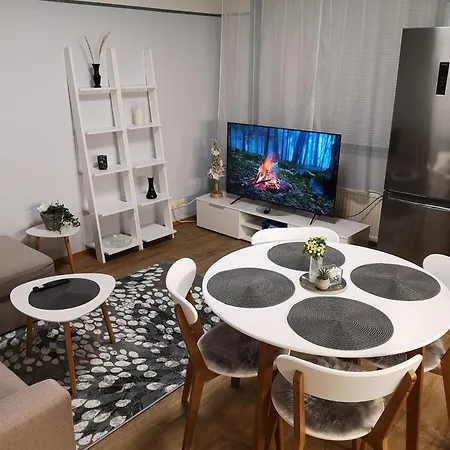 Marivas, 2 Bedroom Apt, Free Parking & Wifi *