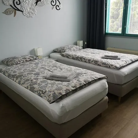 Marivas, 2 Bedroom Apt, Free Parking & Wifi Apartment *